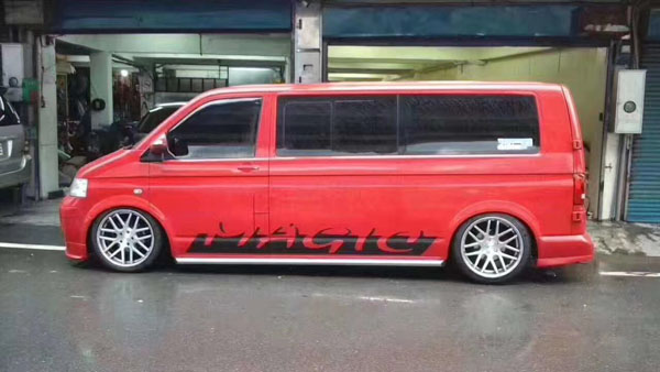 Volkswagen T5 Multivan AirRide (1).jpg