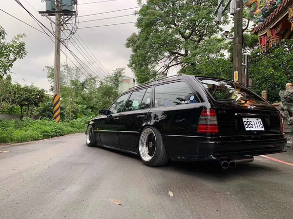 Benz W124 Travel Edition refit AirBFT AirRide (3).jpg